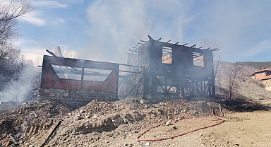 100 yıllık un değirmeni yandı