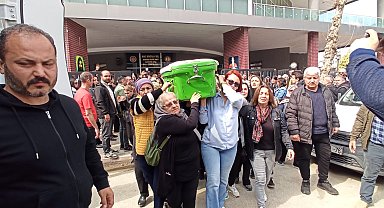 2 aylık eşi tarafından satırla öldürülen Sevcan'ın tabutunu kadınlar taşıdı