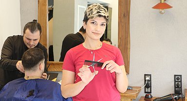 2 çocuk annesi Bahar, erkek kuaförlüğü yapıyor