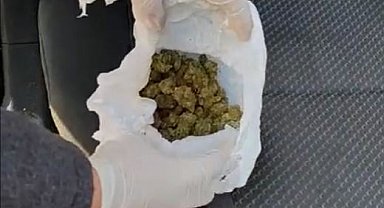 2 otomobilde uyuşturucu ele geçirildi; 5 gözaltı