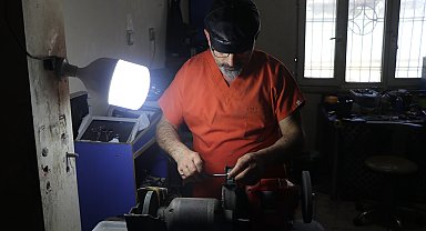 35 yıldır 9 metrekarelik dükkanda tamir işi yaparak, 5 çocuk büyüttü