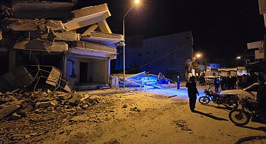 5 katlı apartman, yıkım çalışması sırasında iş yerinin üstüne çöktü