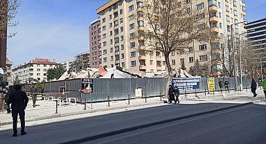 6 katlı bina yıkım sırasında çöktü