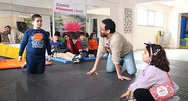 7 yaşına kadar konuşamayan otizmli Ayaz, özel eğitimle engelleri aştı