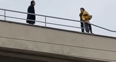 8 yaşındaki engelli oğluyla 6 katlı binanın çatısına çıktı