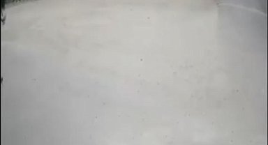 Açık unutulan damperi KGYS direğine çarpan kamyon devrildi; kaza kamerada