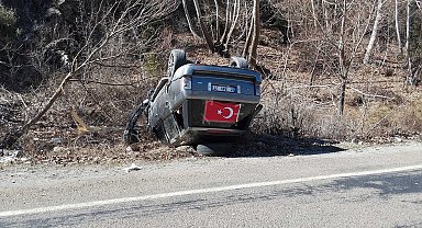 Adana'da otomobil takla attı; 6 yaralı