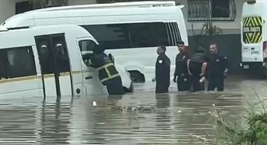 Adana'da sağanak hazırlıksız yakaladı; serviste mahsur kalan öğrencileri itfaiye kurtardı