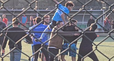 Adana'daki amatör lig maçında saha karıştı, futbolcular birbirine girdi