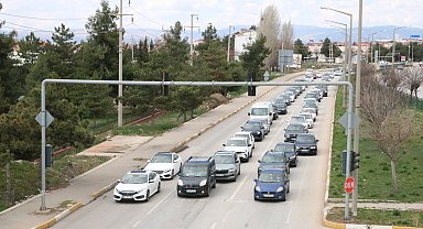 Afyonkarahisar'da tatil trafiği; 14 saatte 349 bin araç geçti