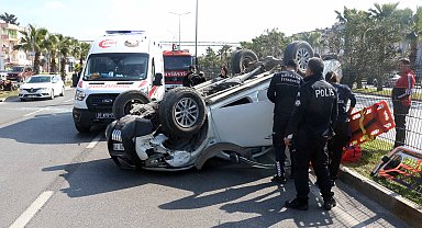 Ağaca çarpıp takla atan aracın sürücüsü yaralandı