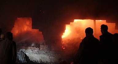 Ahır ve samanlık alev alev yandı