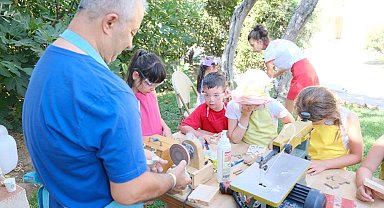 Ahşap oyuncak ustası, zanaatını çocuklara aktarıyor