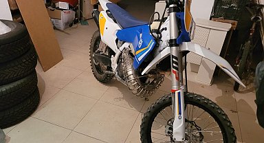 Akrobatik hareketlerle trafiği tehlikeye atan motosikletli yakalandı