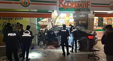 Alkollü sürücünün otomobille yayalara çarpıp, markete girdiği kaza kamerada: 3 yaralı