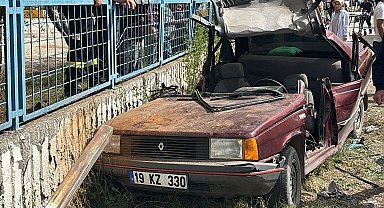 Amasya'da otomobil reklam panosuna çarptı: 5 yaralı