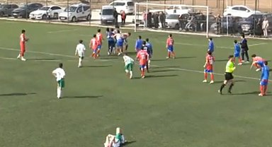 Amatör maçta tekme ve yumruklu kavga