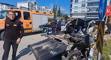 Ana yola kontrolsüz çıkan otomobile başka otomobil çarptı: 1 ölü, 1 yaralı