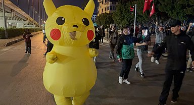 Antalya'da 'İmamoğlu' protestolarında 'Pikachu' ve 'Angry Birds' kostümlü 2 gösterici dikkat çekti