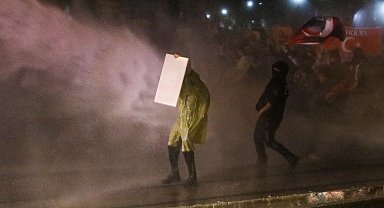Antalya'da 'İmamoğlu' protestosunda TOMA'lı müdahale; 25 gözaltı