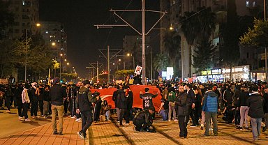 Antalya'da bir gösterici, polisten aldığı megafonla 'sükunet' uyarısı yaptı