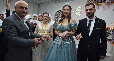 Antalya'da tanışan Baver ile Alman Malena, Batman'da nişanlandı