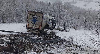 Ardahan'ın Türkgözü Sınır Kapısı'nda ulaşıma 'kar' engeli