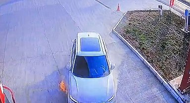 Arıza yapan cip akaryakıt istasyonunda alev aldı; o anlar kamerada