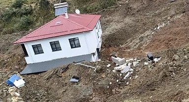 Artvin'de heyelan; 2 katlı ev 50 metre sürüklendi
