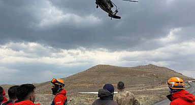 Askeri helikopter, ayağı kırılan dağcı için havalandı