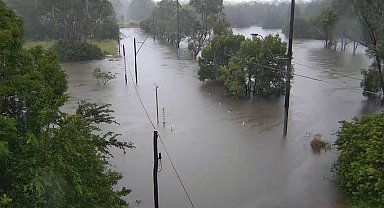 Avustralya'da 300 binden fazla ev elektriksiz kaldı