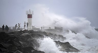 Avustralya'da Alfred Tropikal Siklonu nedeniyle bölgedeki okullar tatil edildi
