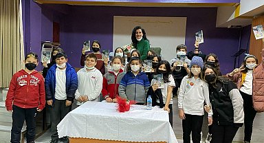 Ayfer öğretmen, deprem mağduru çocukların travmasını kitapla aşıyor