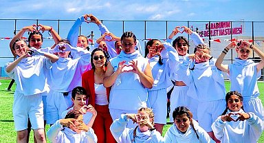 Ayşe öğretmen, atletizmdeki başarısıyla öğrencilerine rol model oluyor