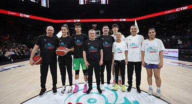 Bakan Bak, gösteri maçında parkeye çıktı