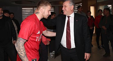 Bakan Bak milli sporcularla iftarda bir araya geldi