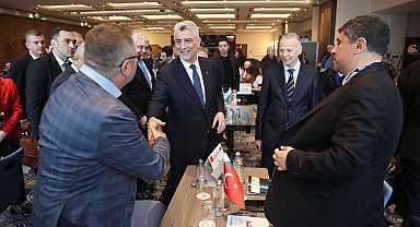 Bakan Bolat, Türk ve Bulgar firmaların standlarını ziyaret etti