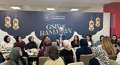 Bakan Göktaş, Ankara'da KYK yurdundaki kız öğrencilerle sahur yaptı