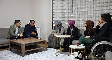 Bakan Göktaş, depremzede Sınırgeç ailesinin iftar sofrasına konuk oldu