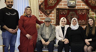 Bakan Göktaş, Kırşehir'de 56 yıllık evli çifti ziyaret etti