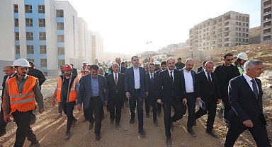 Bakan Kurum, Kahramanmaraş'ta afet konutları şantiyelerinde inceleme yaptı