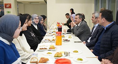 Bakan Tekin, öğrenci, öğretmen ve velilerle iftarda buluştu