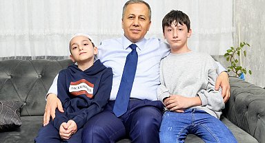 Bakan Yerlikaya, 14 ay önce sokak köpeklerinin saldırısına uğrayan Tunahan ve ailesiyle iftarda bir araya geldi