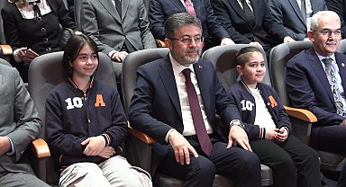 Bakan Yumaklı öğrencilerle çocuk müzikalinin gala gösterimini izledi