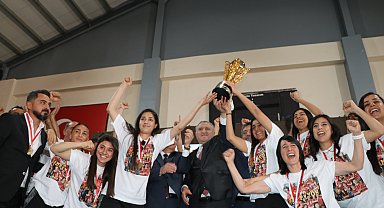 Bakanlar, Süper Lig'e yükselen Yüksekova Spor Kadın Futbol Takımı'nın kupa törenine katıldı