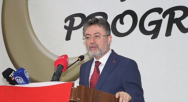 Bakanlar, Süper Lig'e yükselen Yüksekova Spor Kadın Futbol Takımı'nın kupa törenine katıldı