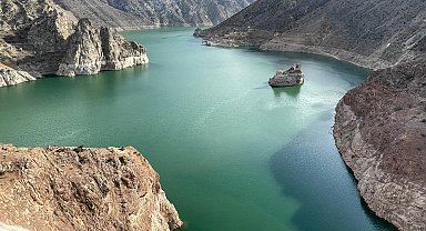 Baraj suyu çekildi, dipte kalan köylerin yapıları ortaya çıktı