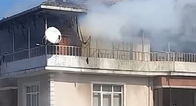 Bartın'da 5 katlı binanın çatısı yandı