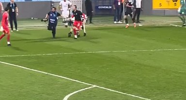 Baygınlık geçiren futbolcuya sedyeyi kulüp personeli taşıdı