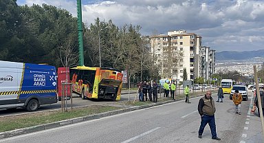 Belediye otobüsü, otomobil ve baz istasyonu direğine çarptı; 9 yaralı